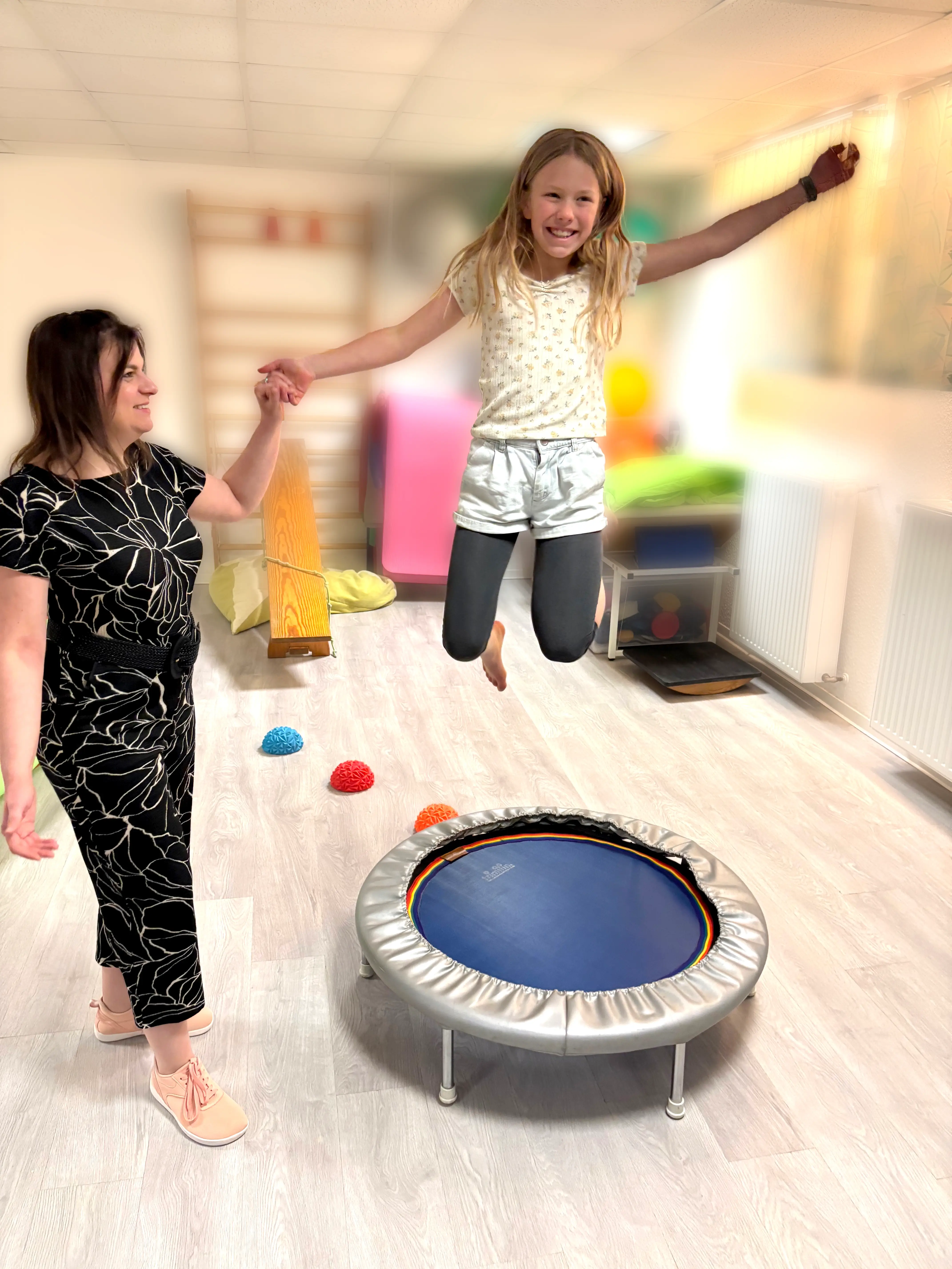 Kind springt auf dem Trampolin während der Ergotherapie
